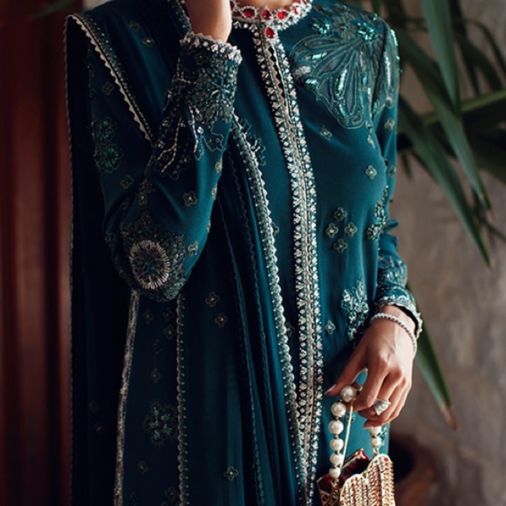 Pakistani dress DARK GREEN EMBROIDERED GRIP SILK. Worn once for 1 hour. - Picture 3 of 4